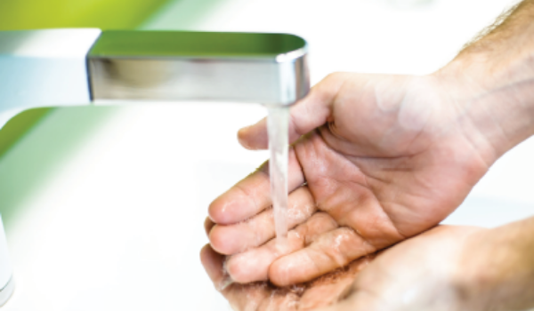 Lavage mains Miniature AISMT13 Personne qui se lave les mains