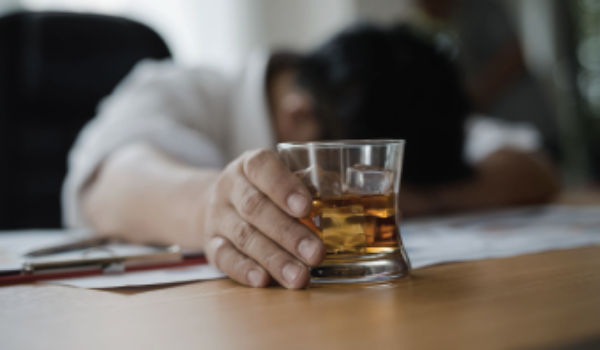 Alcool et travail Miniature AISMT13 Homme qui boit au travail