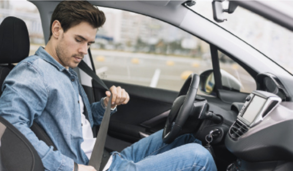 Conseils aux conducteurs Position de conduite et détente Miniature AISMT13 Homme qui attache sa ceinture en voiture