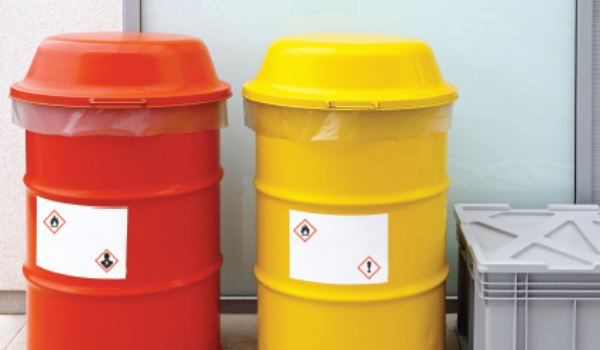 Déchets chimiques Miniature AISMT13 Des bidons contenant des déchets chimiques