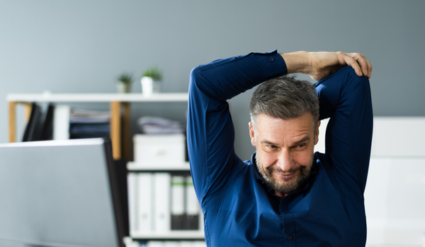 Echauffements-etirements-Sensibilisation-Atelier-AISMT13 Homme qui s'étire illustrant l'activité physique au travail