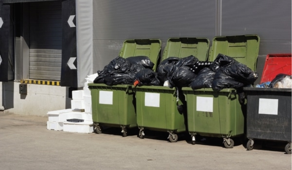 Poubelles représentant les déchets dans la grande distribution