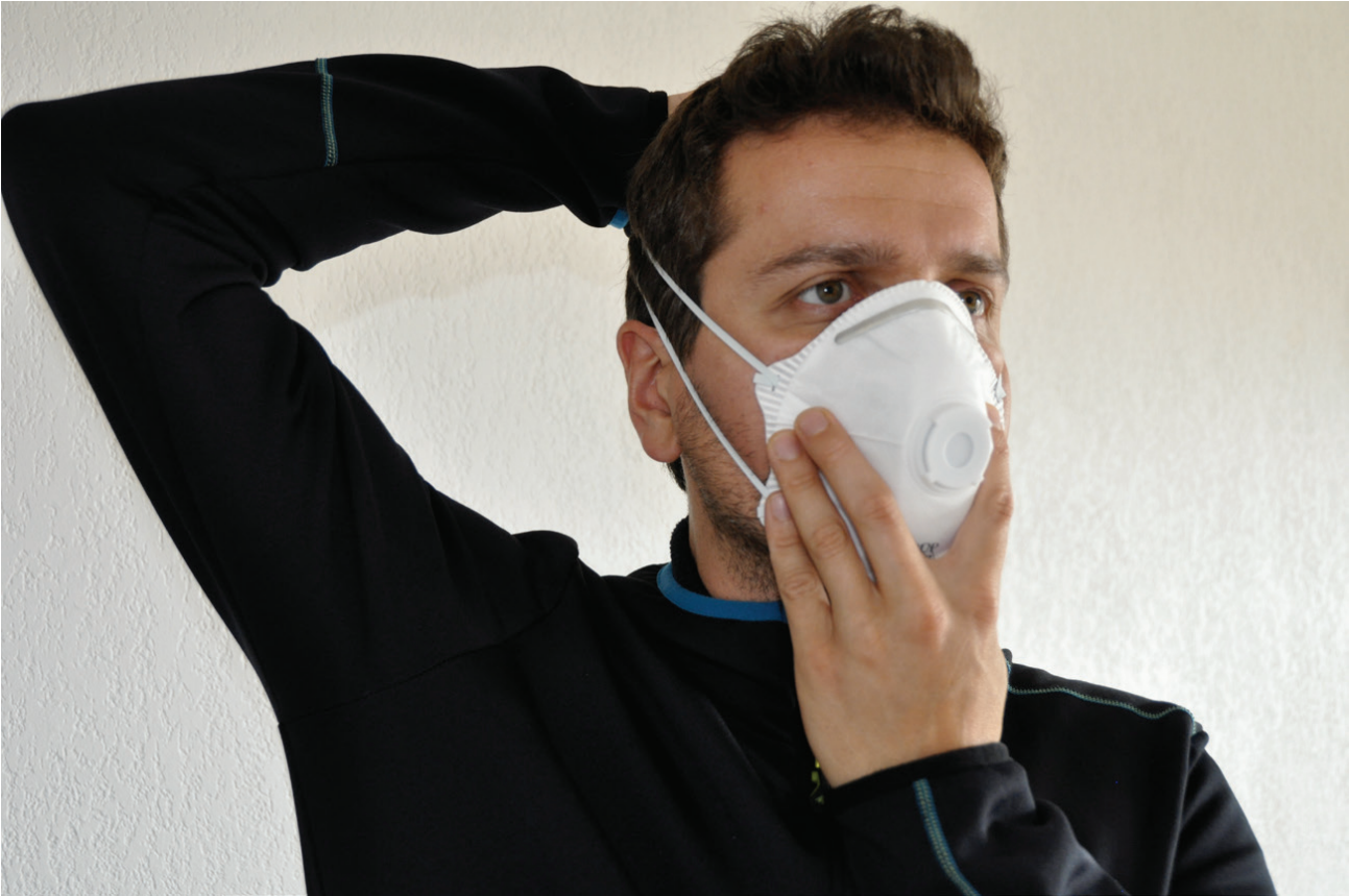 Masques-respiratoires-risque-chimique-Presanse-AISMT13 Un homme met un masque respiratoire pour prévenir le risque chimique