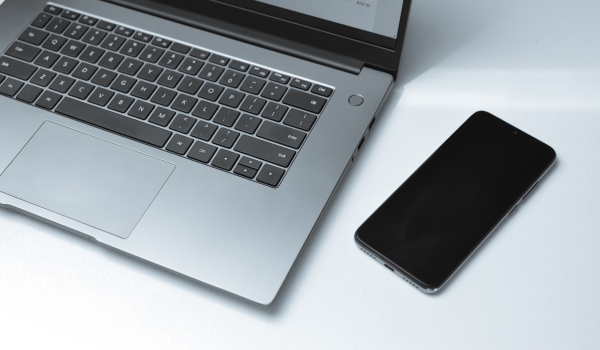 Télétravail situation exceptionnelle Fiche AISMT13 Présanse Ordinateurs et téléphone portable pour représenter le télétravail