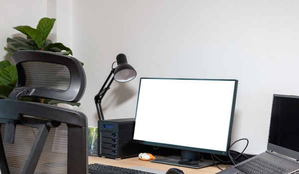Bureau avec chaise et ordinateur illustrant le travail sur écran