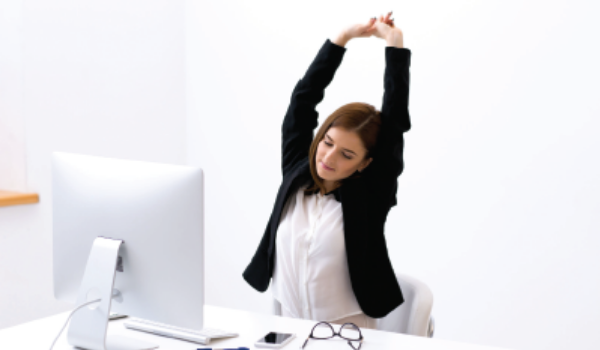 Travail sur écran exercices d’étirements Miniature AISMT13 Femme travaillant sur écran qui s'étire