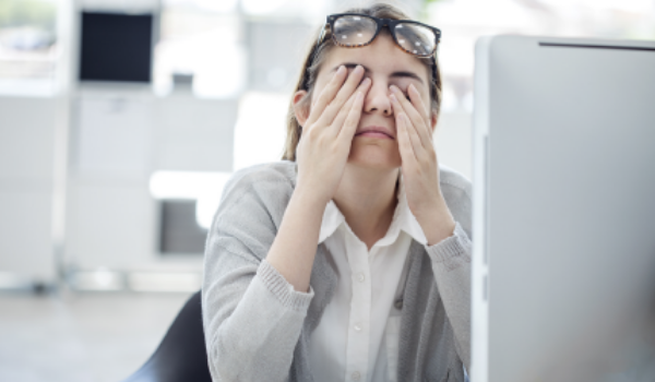Travail sur écran limiter fatigue visuelle Miniature AISMT13 Femme fatiguée de travailler sur écran