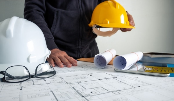 Casque de chantier et plan de construction pour illustrer la conception des lieux