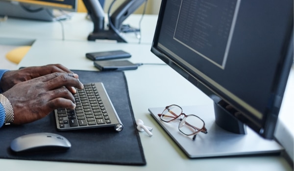 Homme qui est en télétravail