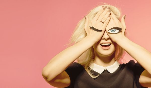 Femme qui se cache les yeux pour illustrer le handicap invisible