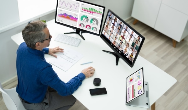 Homme à son bureau en télétravail