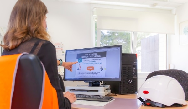 Employeur qui met à jour son DUERP