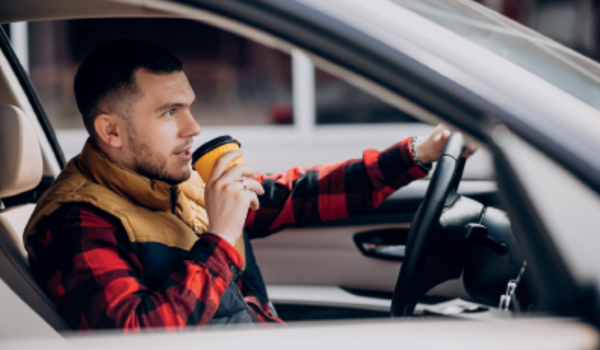 Alimentation hygiene vie poste itinerant Presanse AISMT13 Livret Homme qui boit dans sa voiture illustrant un travailleur itinérant
