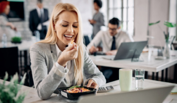 Alimentation hygiene vie poste sedentaire Presanse AISMT13 Livret Femme qui mange ayant un poste de travail sédentaire
