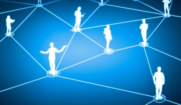 Personnes reliées dans un réseau pour illustrer l'hyperconnexion