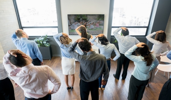 Groupe de personnes qui pratique une activité physique au travail