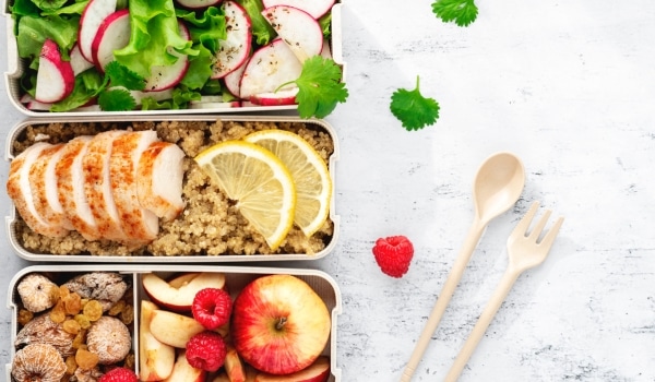 Repas sains dans des boites pour illustrer l'alimentation au travail