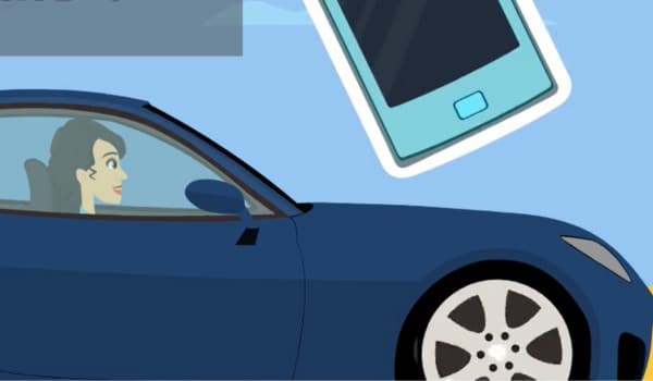 Femme dans sa voiture avec un téléphone s'exposant au risque routier