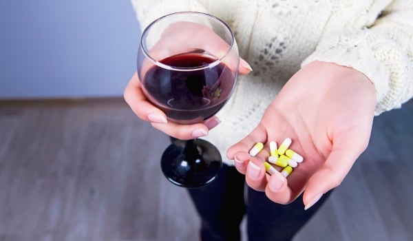 Femme qui tient des substances psychoactives dans sa main