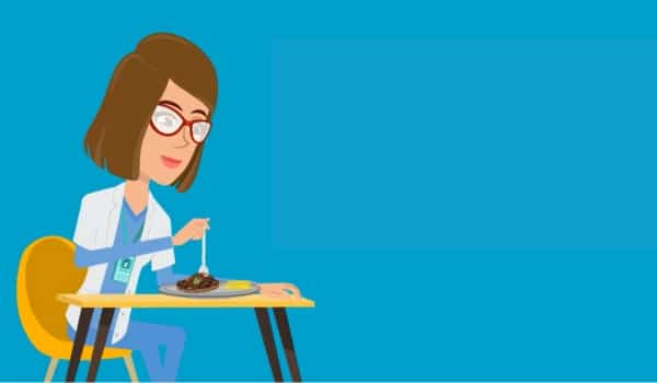 Femme qui mange au travail pour illustrer l'alimentation