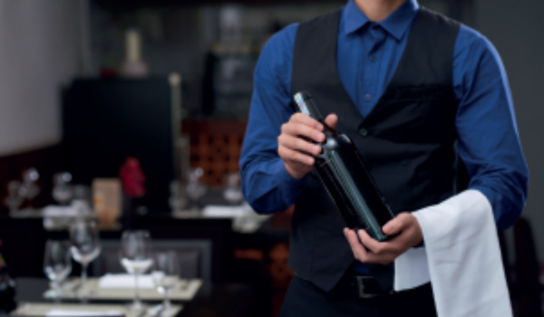 Sommelier fiche pratique AISMT13 Un sommelier qui travaille