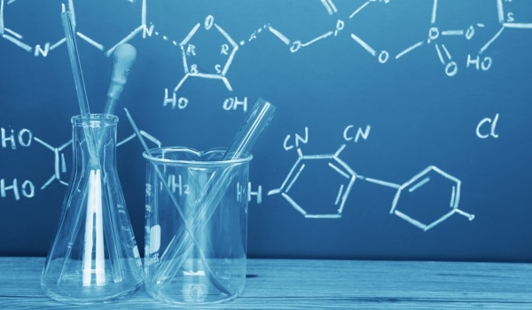 Outils de chimie pour représenter le risque chimique au travail