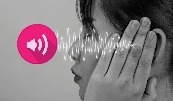 Femme qui se bouche les oreilles pour illustrer le bruit