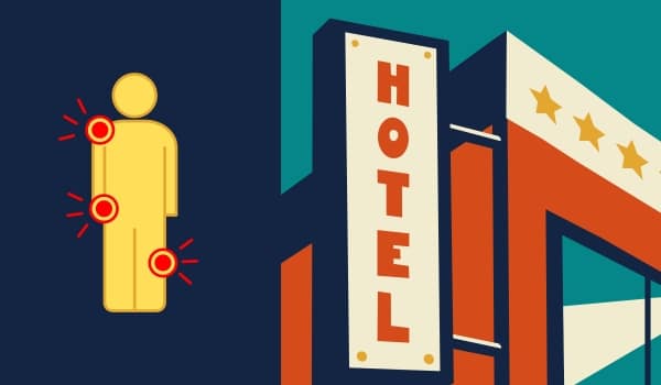 Hôtel à coté d'un personnage qui a de nombreuses douleurs pour illustrer un webinaire sur les TMS des salariés de l'hôtellerie