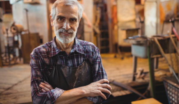 Vieillissement travail AISMT13 Presanse Livret Homme avec les bras croisés représentant le vieillissement au travail