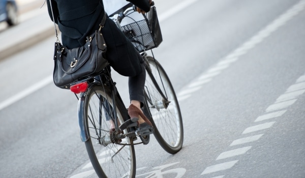 Femme en vélo pour illustrer l'activité physique