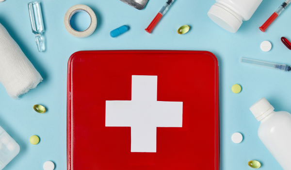 Fiche employeur Section membre conduite AISMT13 Trousse de secours illustrant la conduite à tenir en cas de section d'un membre