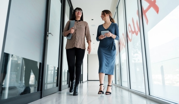 Femmes qui marchent pour illustrer l'activité physique au travail