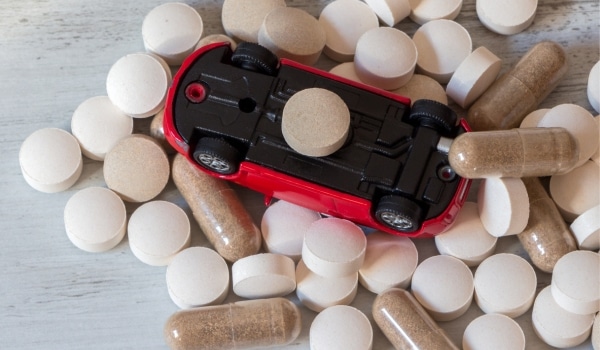 Petite voiture dans des médicaments illustrant le risque routier