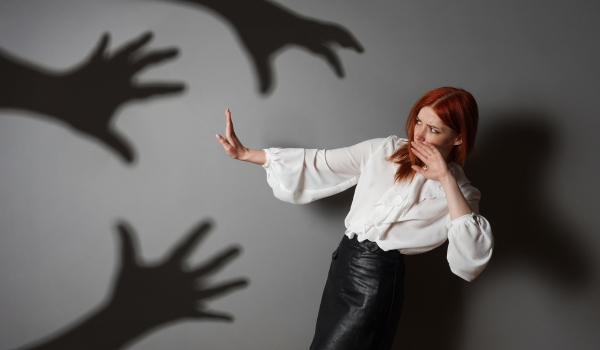 Femme qui a peur illustrant le harcèlement sexuel