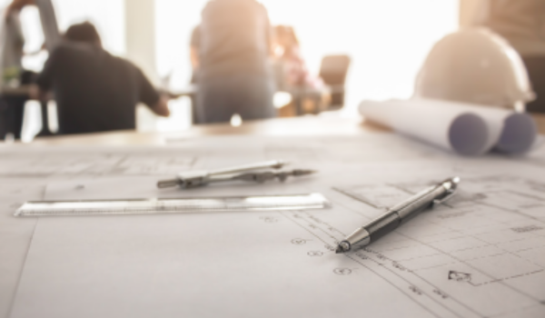 Conception lieux et situations de travail – Présanse – AISMT13 Stylo et règle posé sur un plan de chantier pour illustrer la conception des lieux et des situations de travail