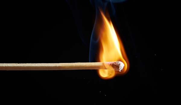 Allumette en feu pour illustrer la conduite à tenir en cas de brûlures légères