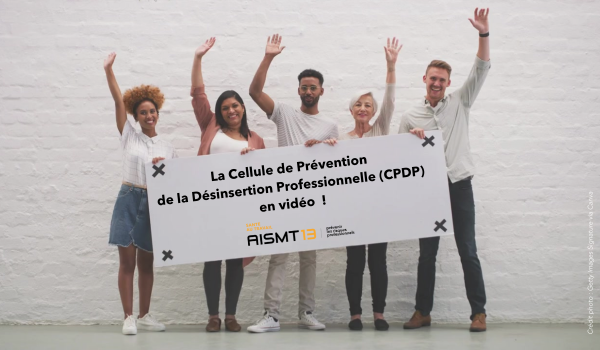 CPDP – Présentation vidéo – AISMT13 Groupe de personnes tenant une grande pancarte afin d'illustrer la prévention de la désinsertion professionnelle en vidéo