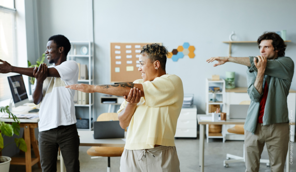 Webinaire bien-être travail activité physique – AISMT13 Personnes s'étirant au travail afin de promouvoir l'activité physique en entreprise