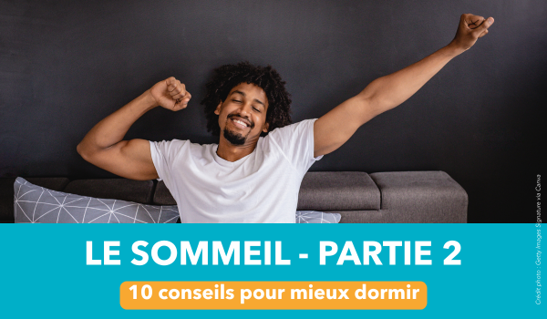 Homme souriant qui se réveille dans son lit et s'étire illustrant une vidéo sur le sommeil