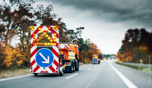 Replay webinaire – Risque routier pro facteur humain – AISMT13 Véhicule de sécurité routière sur une grande route pour illustrer le risque routier pro